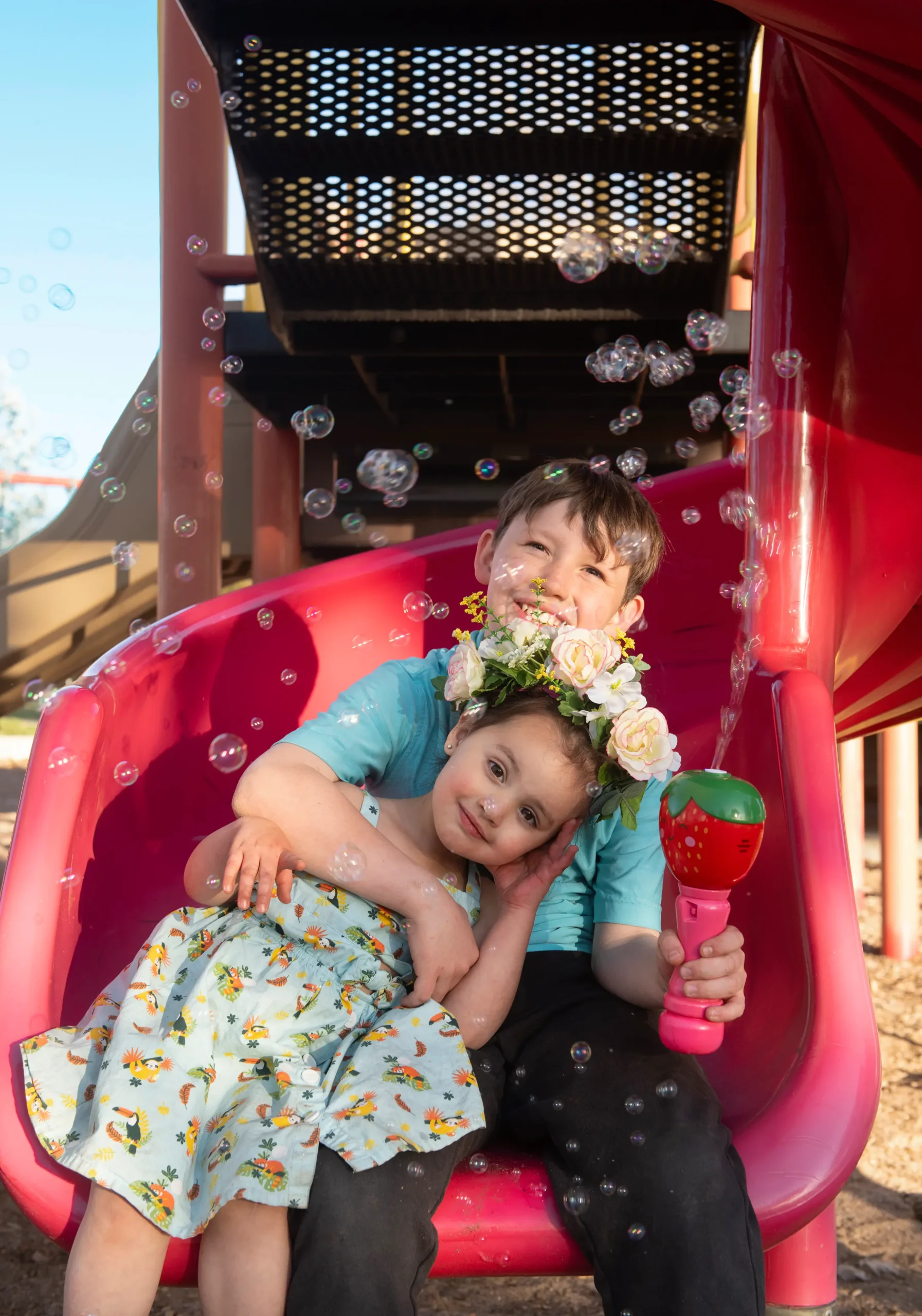 Lucy_Leo_444_kl Leo and Lucy sitting on slide